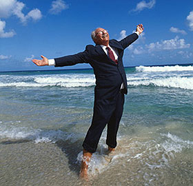 Aumentando la edad de jubilación.