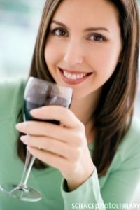 Un nuevo estudio sugiere que el consumo moderado de alcohol puede ayudar a prevenir la pérdida ósea