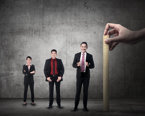 Los hombres bajos y las mujeres con sobrepeso tienen menos oportunidades