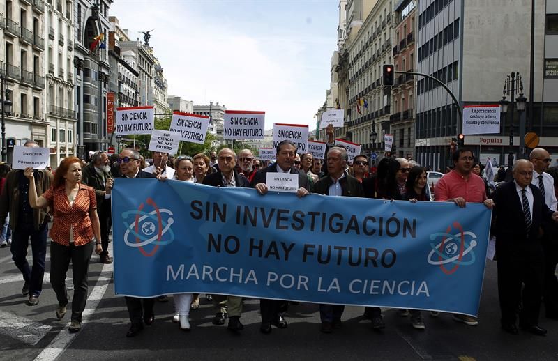 Científicos marchan para denunciar la «falta de interés» por la ciencia