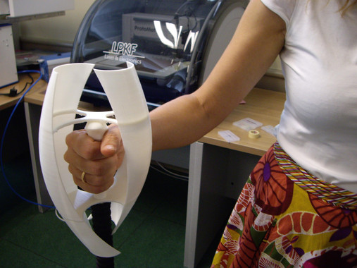 Un bastón electrónico de senderismo genera electricidad para recargar móviles