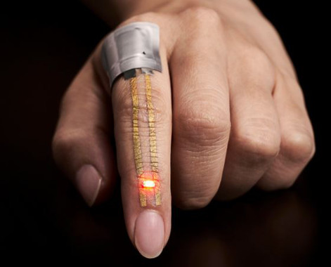 Un parche transpirable se adhiere a la piel para medir las constantes vitales