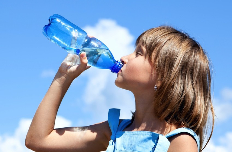 Productos almacenados en botellas de plástico podrían desencadenar infartos y problemas de cáncer
