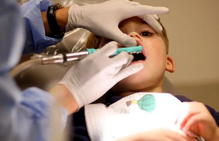 La importancia de acudir a una clínica dental