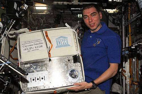 ¡Mira, allá en lo alto! ¡Es el satélite educativo de la UNESCO!