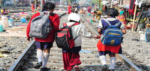 De camino a la escuela a pesar de todos los obstáculos