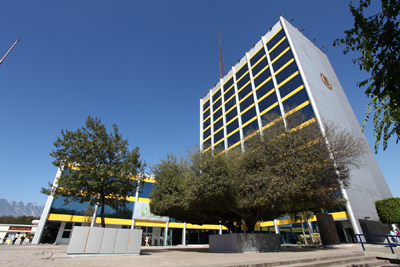 Universitarios reciben medalla al mérito cívico