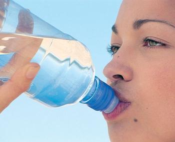 Estudio: Agua embotellada ‘pura’ contiene aditivos químicos