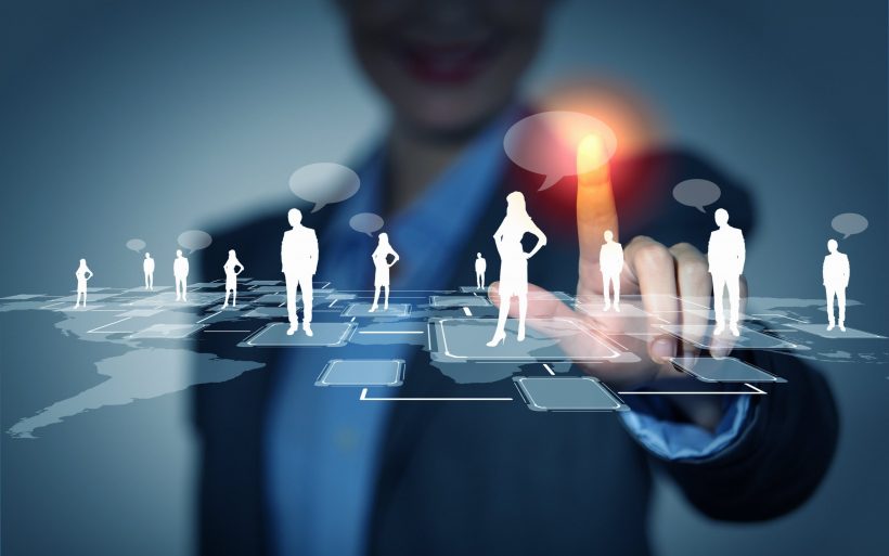 Seres humanos sirviendo a otros seres humanos.