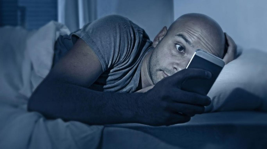 La luz maravillosa del celular puede causar daños a los ojos antes de dormir
