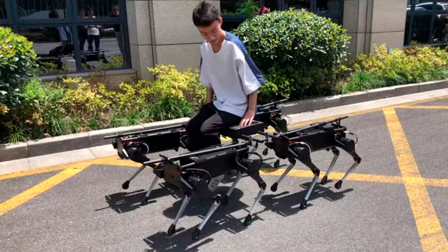 Mira este pequeño ejército de robots cuadrúpedos cargar un humano y jalar una minivan [VIDEO]