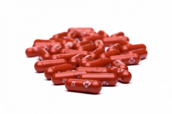 Reino Unido aprueba el uso de la primera pastilla antiviral contra la covid-19